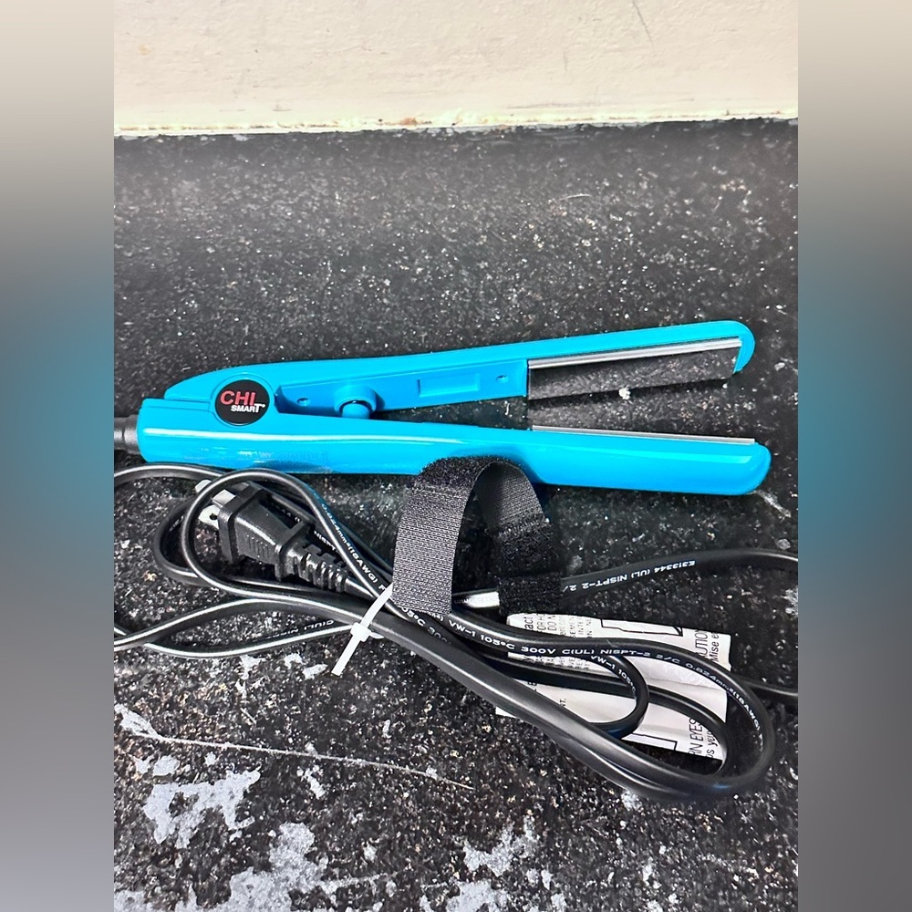 CHI SMART Titanium Ceramic Travel Hairstyling Iron 3/4" Blue High Gloss - Picture 2 of 2